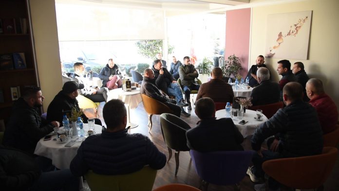 Kryebashkiaku Veliaj e nis ditën me një kafe me banorët te “Astiri”: Konsensus që projekti i Unazës do të bëhet