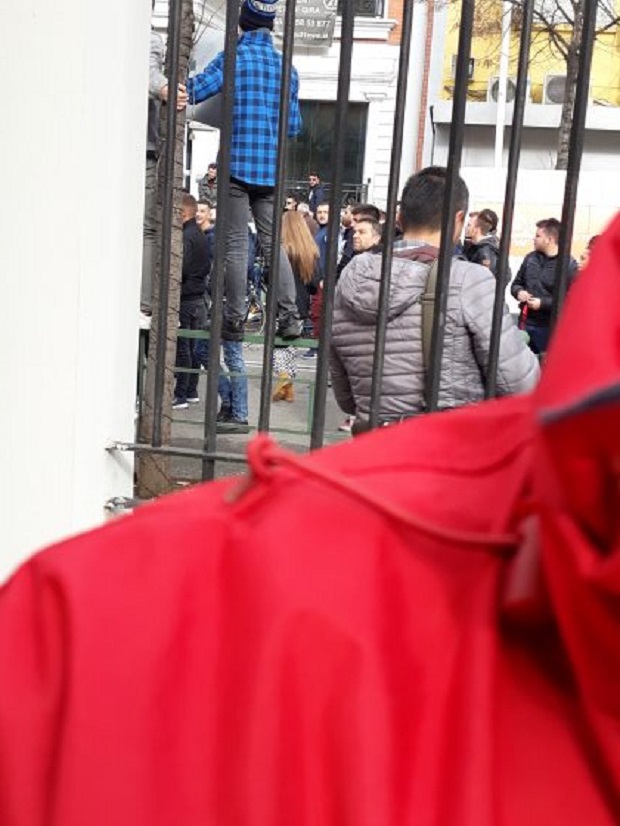 FOTOT/ Manipuluesi i votave i PD-së i hetuar nga prokuroria, në protestën e studentëve FOTOT/ Manipuluesi i votave i PD-së i hetuar nga prokuroria, në protestën e studentëve