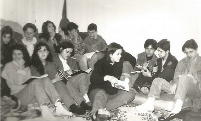 Vitet 90-të! Kur studentët mësonin dhe gocat lyheshin pas mësimit Vitet 90-të! Kur studentët mësonin dhe gocat lyheshin pas mësimit