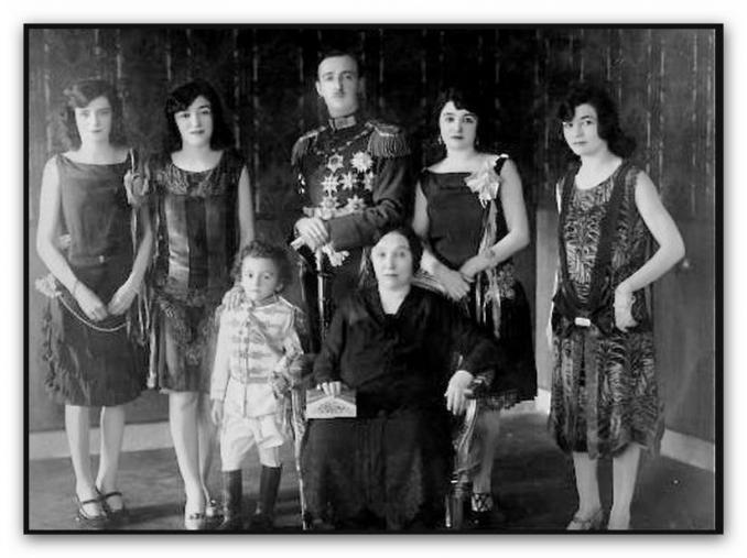 Enveri i “shtypte” edhe motrën?! Fejesa me motrën e mbretit Zog, sekreti më i madh i Hoxhës që jetonte me frikën se… Enveri i “shtypte” edhe motrën?! Fejesa me motrën e mbretit Zog, sekreti më i madh i Hoxhës që jetonte me frikën se…