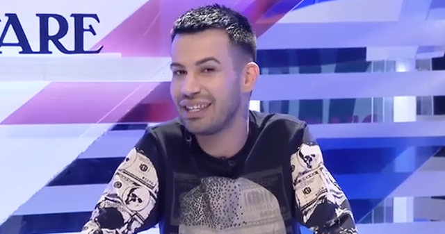 Zogu “hamshori” flet për eksperiencën e tij me këngëtaren: Në shtrat ajo vinte era… ananas! (Foto) Zogu “hamshori” flet për eksperiencën e tij me këngëtaren: Në shtrat ajo vinte era… ananas! (Foto)