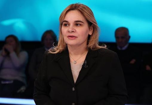 Kryemadhi përlot veten dhe Enin : Jam kërcënuar me jetë, vajzën e largova nga Shqipëria për arsye sigurie! Kryemadhi përlot veten dhe Enin : Jam kërcënuar me jetë, vajzën e largova nga Shqipëria për arsye sigurie!