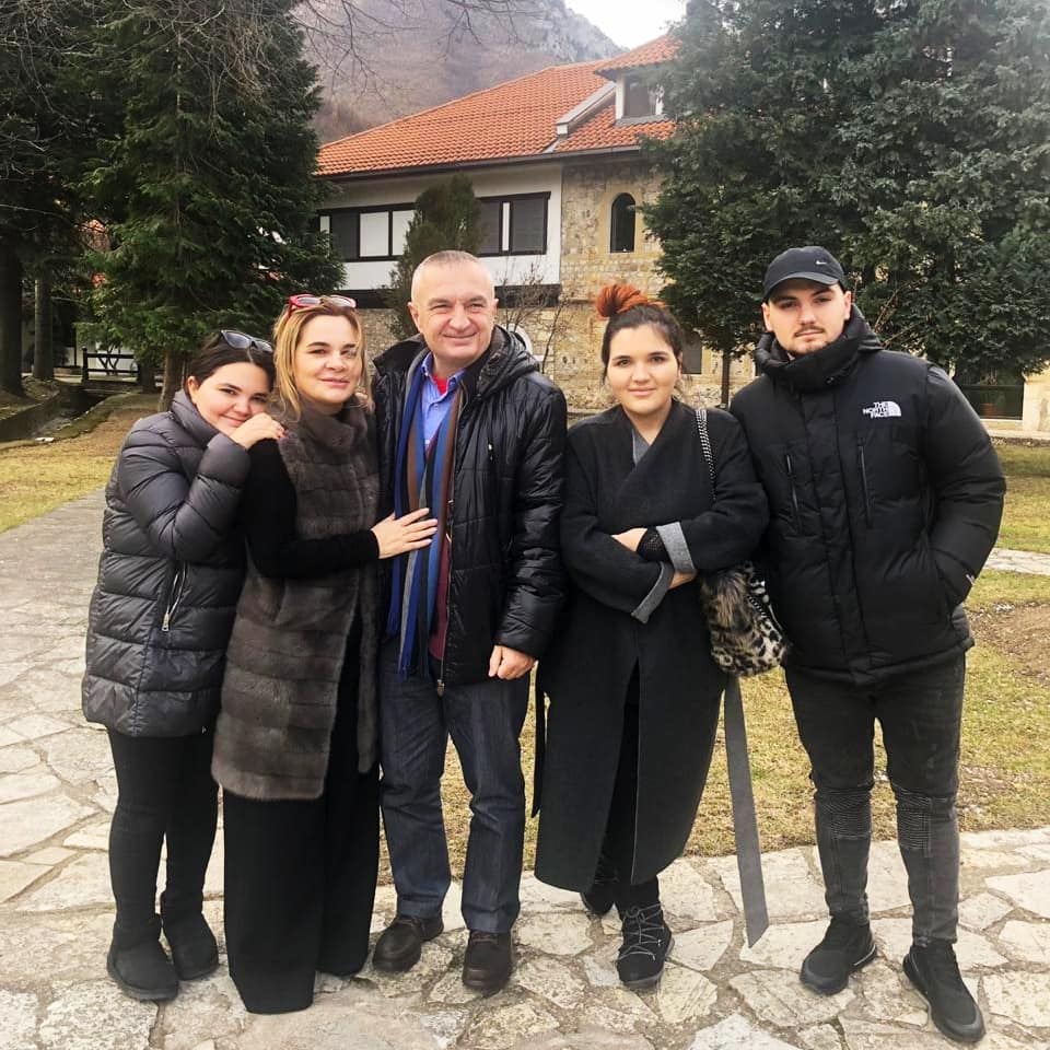 Nuk ka vende të shenjta, se po të kishte, nuk do t’i kishin lënë djajtë t’i përdhosnin duke… i nderuar