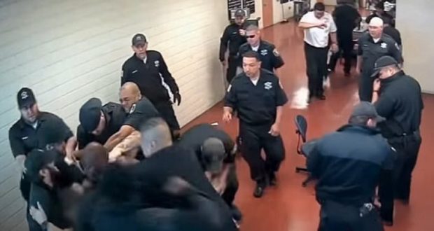 Duan ta prangosin: I burgosuri gjigant rreh 19 gardianë që nuk e rrëzojnë dot! Duan ta prangosin: I burgosuri gjigant rreh 19 gardianë që nuk e rrëzojnë dot!