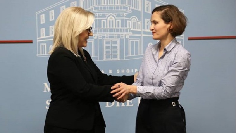 Besa Shahini merr zyrtarisht detyrën: Mundësi të mëdha për të realizuar idetë më të mira për arsimin Besa Shahini merr zyrtarisht detyrën: Mundësi të mëdha për të realizuar idetë më të mira për arsimin