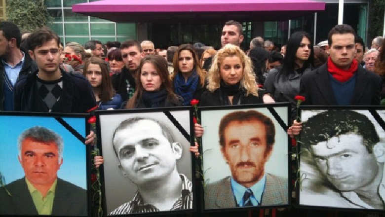 Mallkuar kush hesht për lotët e shamizezave nëna nga plumbat e 21 Janarit dhe lotët e v.rasësve nga gazi i rojtarit!