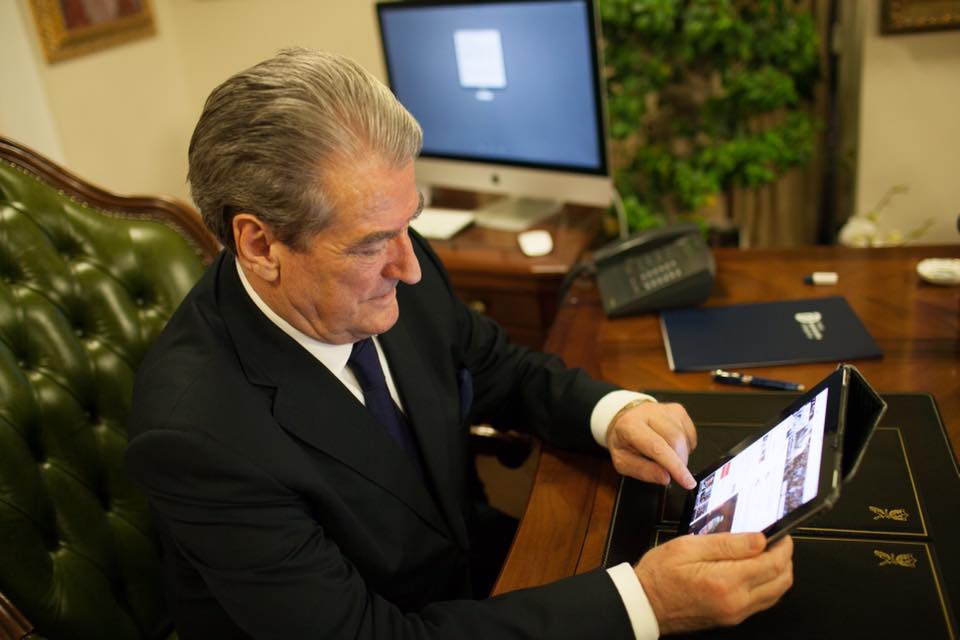 Ja mesazhi friksues që ka marrë sot Berisha, të trembur edhe Meta, Nishani dhe Monika! Ja mesazhi friksues që ka marrë sot Berisha, të trembur edhe Meta, Nishani dhe Monika!