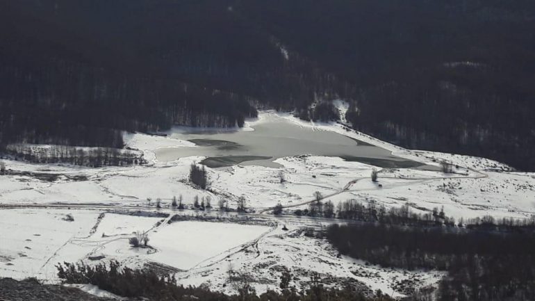 Librazhd, pamje mahnitëse e liqenit të ngrirë në Fushë-Studë