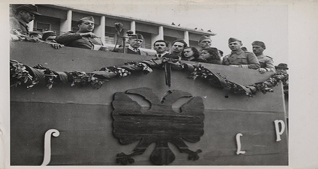 Rrëfimi i amerikanit: Kur Enver Hoxha dhe komunistët u futen në Tiranën e çliruar Rrëfimi i amerikanit: Kur Enver Hoxha dhe komunistët u futen në Tiranën e çliruar