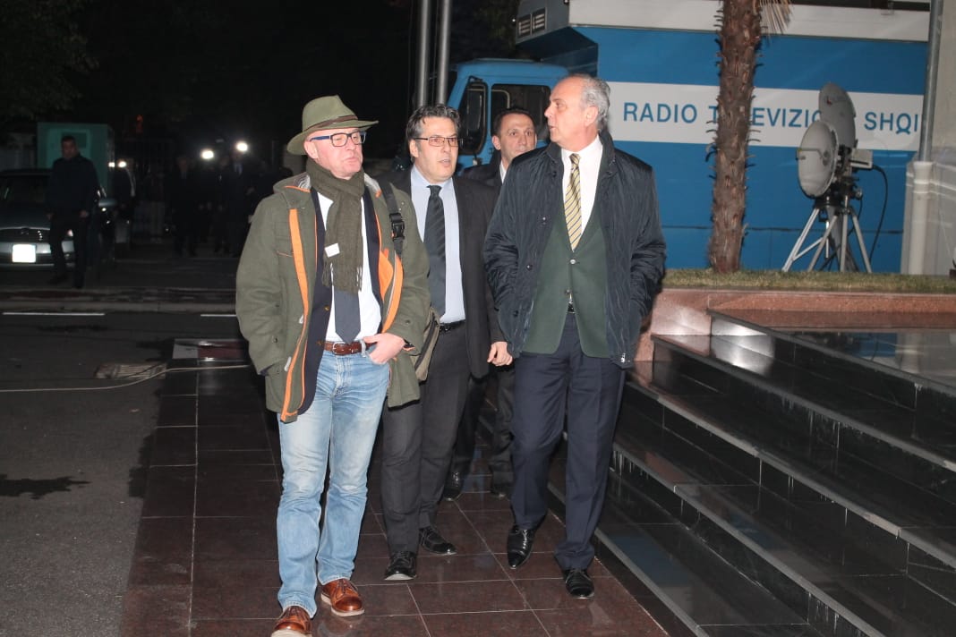 Majtas e djathtas, njësoj zengjin janë, të ngjinjur e sqimatarë vanitozë (Fotot) Majtas e djathtas, njësoj zengjin janë, të ngjinjur e sqimatarë vanitozë (Fotot)