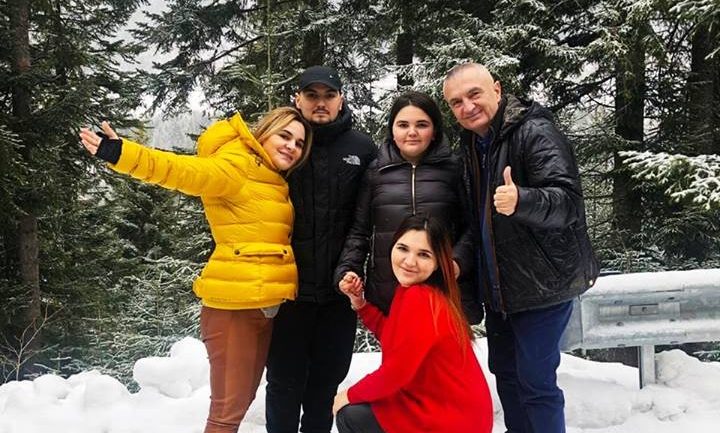 Ju qofshi me këtë pafytyrsi që tregoni përditë! Gruaja e “ndarë” nga burri president… për partinë , si të “pandarë” festojnë në Rugovë! Ju qofshi me këtë pafytyrsi që tregoni përditë! Gruaja e “ndarë” nga burri president… për partinë , si të “pandarë” festojnë në Rugovë!