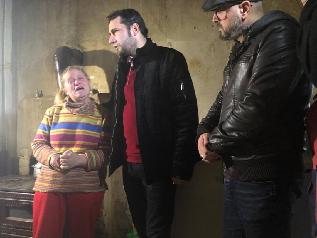 Nëna lutej e qante për një thes miell, vjen lajmi i madh për familjen nga Fieri