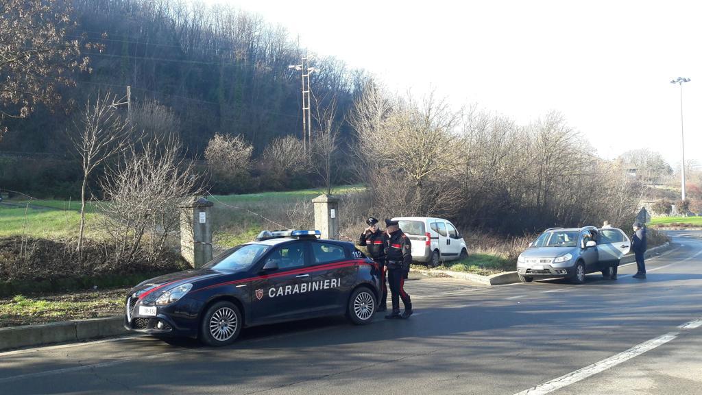 “Hoqi qafe” italianin në një fushë duke e shtypur me makinë, kapet 24-vjeçarja shqiptare