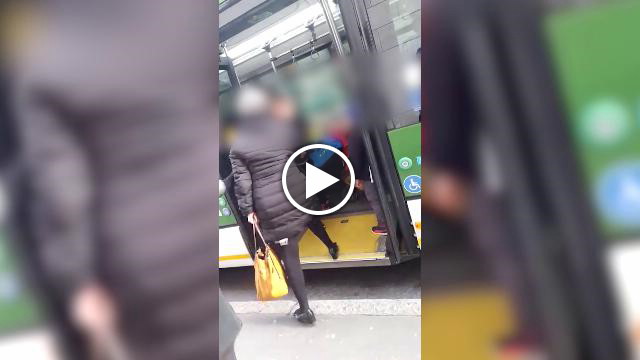 Kishte foshnjen me vete, e moshuara ofendon emigranten në autobus