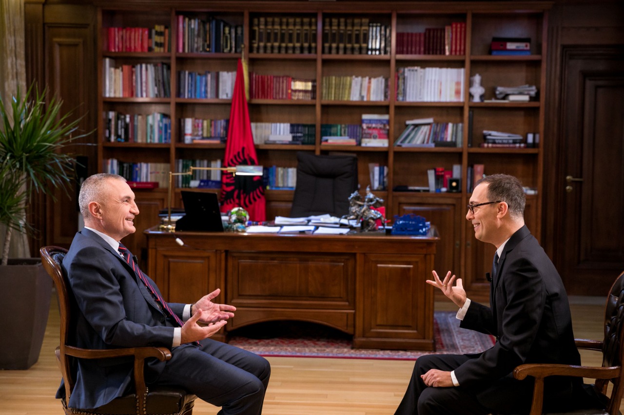 Meta flet për kushtetut për shkarkimin e Bushatit, por Kushtetuta nuk i jep asnjë të drejtë, vetëm firmën formale Meta flet për kushtetut për shkarkimin e Bushatit, por Kushtetuta nuk i jep asnjë të drejtë, vetëm firmën formale