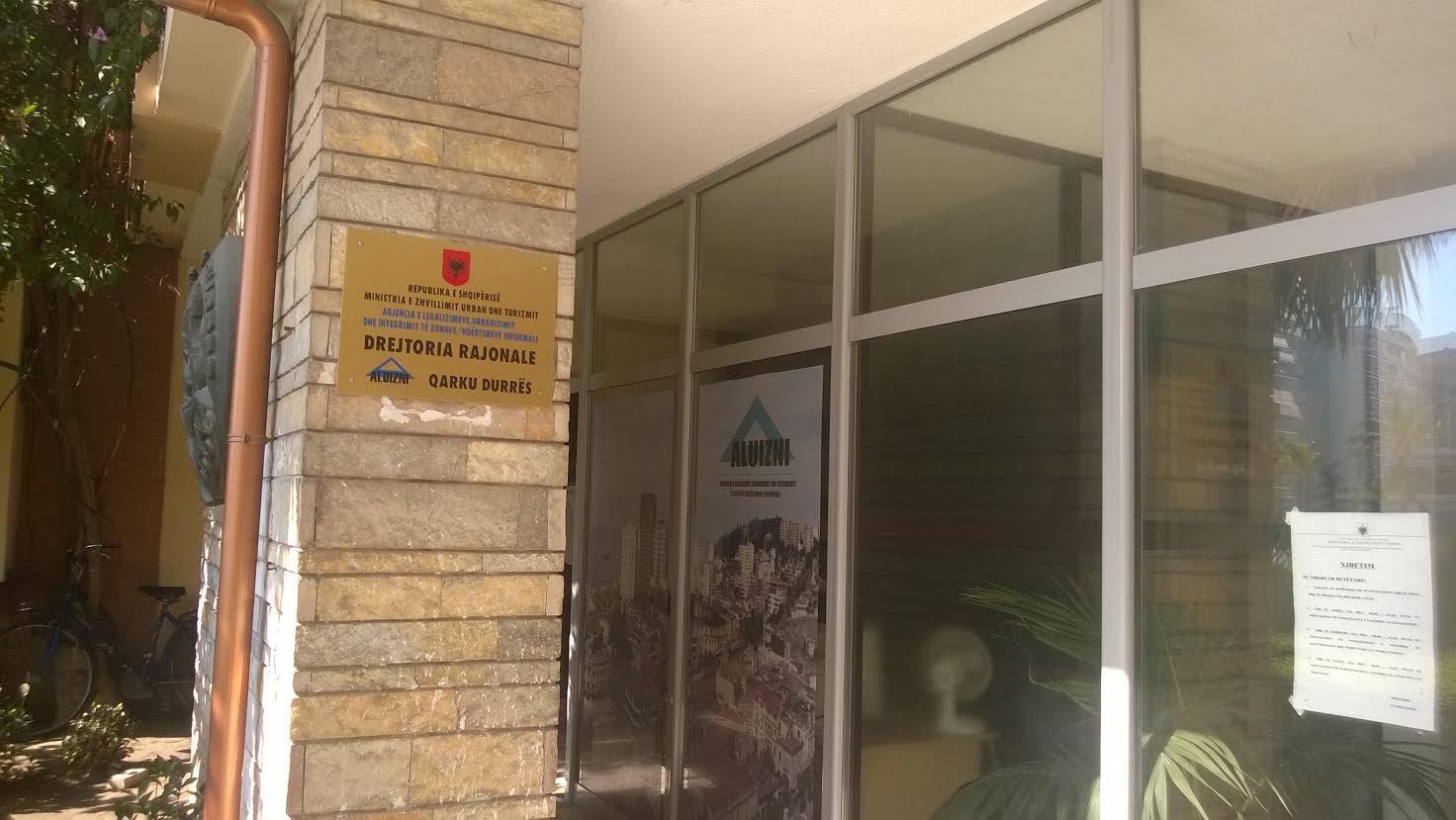 Qytetari ankohet te “Bashkëqeverisja”/ Drejtori i hipotekës nga mbetjet e tepsisë : Problemin të ta zgjidhë Rama Qytetari ankohet te “Bashkëqeverisja”/ Drejtori i hipotekës nga mbetjet e tepsisë : Problemin të ta zgjidhë Rama