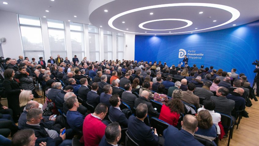 Diskriminim fetar në PD, asnjë katolik në kryesi e sekretariat. Katoliçizmi, bastioni më i fuqishëm i PD shmanget nga përfaqësimi Diskriminim fetar në PD, asnjë katolik në kryesi e sekretariat. Katoliçizmi, bastioni më i fuqishëm i PD shmanget nga përfaqësimi