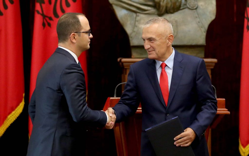 Shkelja e madhe kushtetuese e Ilir Metës/ Mbajtja peng e Ditmir Bushatit në zyrë Shkelja e madhe kushtetuese e Ilir Metës/ Mbajtja peng e Ditmir Bushatit në zyrë