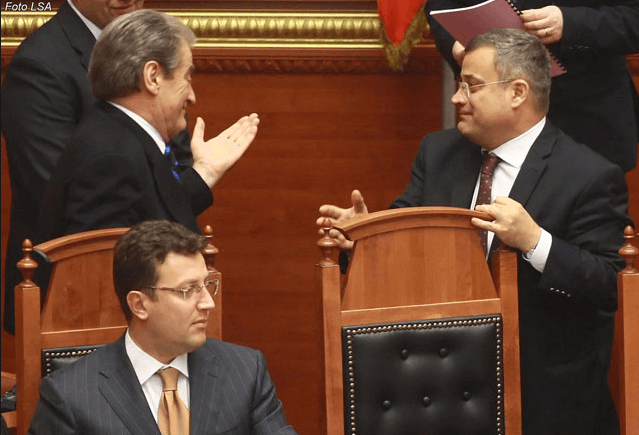 Dosja e OKB për lidhjet e Berishës dhe Arben Imamit me Gadafin: Anije me armë në bashkëpunim me serbin Slobodan Tesiç Dosja e OKB për lidhjet e Berishës dhe Arben Imamit me Gadafin: Anije me armë në bashkëpunim me serbin Slobodan Tesiç