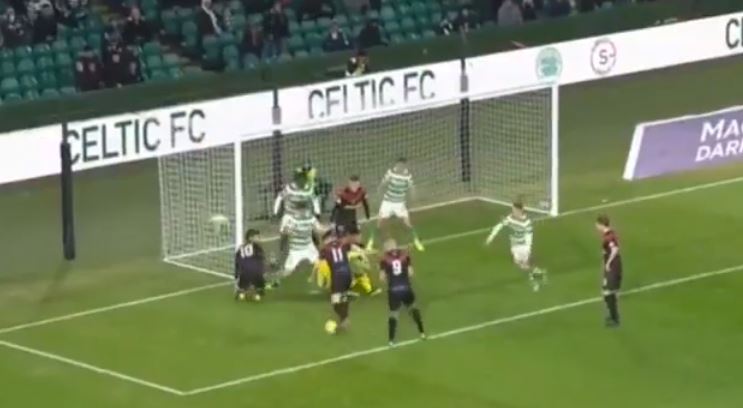 VIDEO/ Portieri “merimangë”, 5 pritje radhazi kundërshtarëve për 8 sekonda VIDEO/ Portieri “merimangë”, 5 pritje radhazi kundërshtarëve për 8 sekonda