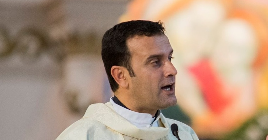 Reagimi i fortë i klerikut: “ T’përpjektë Zoti me lisa t’malit”! Duhet dikush të thotë boll ma! Reagimi i fortë i klerikut: “ T’përpjektë Zoti me lisa t’malit”! Duhet dikush të thotë boll ma!