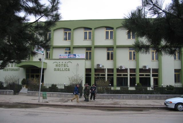 Arratisja e paralajmëuar e serbit, gazetarja: E lanë “arrest” në hotel Arratisja e paralajmëuar e serbit, gazetarja: E lanë “arrest” në hotel