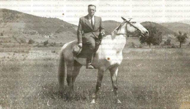 Një kryeministër pastrues i banjove të qytetetit (Foto) Një kryeministër pastrues i banjove të qytetetit (Foto)