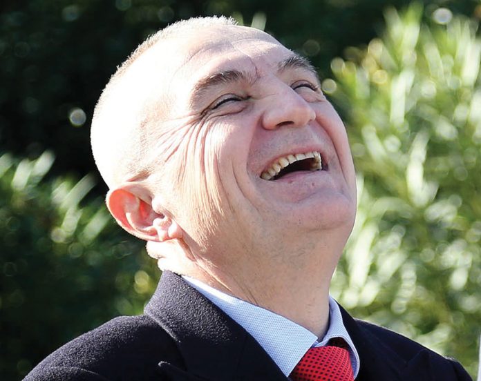 Se mos qeshni…! Meta rrëfen një sekret që e ka mbajtur gjatë në kohë: “Libri është miku më i mirë, dashuri e madhe e të gjitha kohërave” Se mos qeshni…! Meta rrëfen një sekret që e ka mbajtur gjatë në kohë: “Libri është miku më i mirë, dashuri e madhe e të gjitha kohërave”