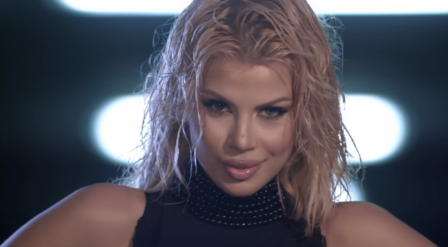 Luana Vjollca shokon kalimtarët, shikoni si shfaqet në mes të rrugës: Si një lopë (Foto)