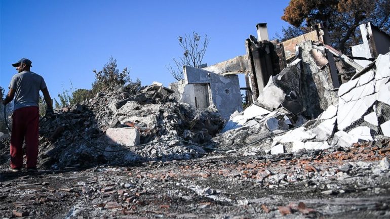 Shpëtoi njerëz nga zjarret, shqiptarit i jepet shtetësia greke me ceremoni Shpëtoi njerëz nga zjarret, shqiptarit i jepet shtetësia greke me ceremoni