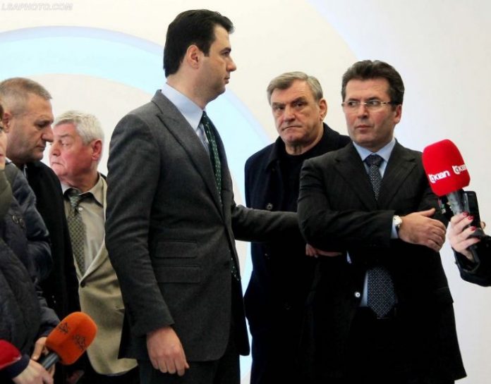 Aleatët kundër Bashës, Mediu: Jo bojkot Parlamentit, nuk ka çfarë na duhet vetingu në politikë Aleatët kundër Bashës, Mediu: Jo bojkot Parlamentit, nuk ka çfarë na duhet vetingu në politikë