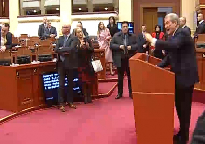 Lajthitja e Berishës denigron me fjalë rruge, deputetët tallen me të: Qeshni, por ditët do tu vijnë një nga një! Lajthitja e Berishës denigron me fjalë rruge, deputetët tallen me të: Qeshni, por ditët do tu vijnë një nga një!