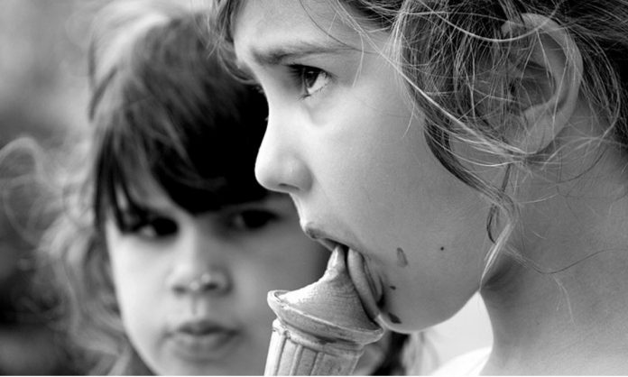 Mësojeni njëherë e mirë! Zilia e shoqes është më e keqe se sa urrejtja e armikes Mësojeni njëherë e mirë! Zilia e shoqes është më e keqe se sa urrejtja e armikes