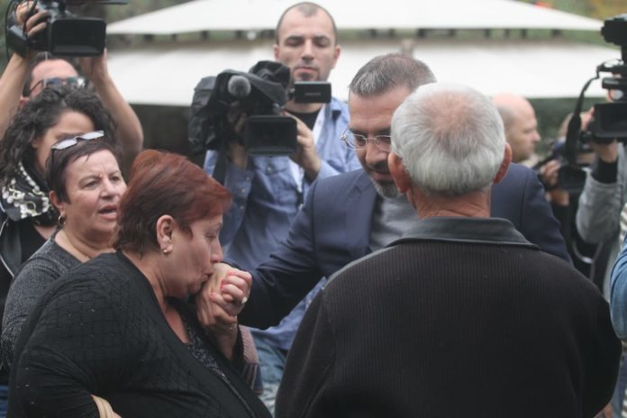 Fotot/ Saimir Tahiri kthehet në “gjirin e familjes” socialiste, ja merr këngës përpara ministrave Fotot/ Saimir Tahiri kthehet në “gjirin e familjes” socialiste, ja merr këngës përpara ministrave