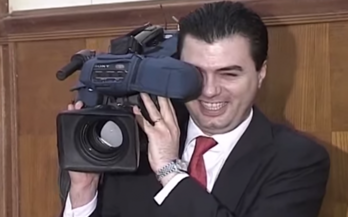 Rama-Bashës: Tregoju shqiptarëve kush të lidhi me poetin Babale dhe kush e çoi nga zyra jote tek gazetari Rama-Bashës: Tregoju shqiptarëve kush të lidhi me poetin Babale dhe kush e çoi nga zyra jote tek gazetari