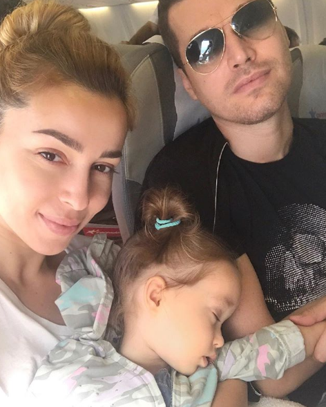 Ameli surprizon mami Miriamin në avion me përgjigjen (Foto) Ameli surprizon mami Miriamin në avion me përgjigjen (Foto)