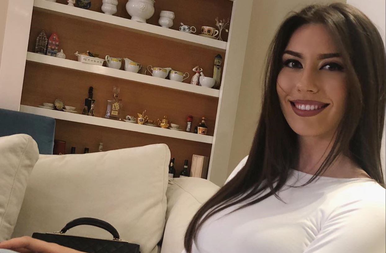 E pyesin nëse ka fjetur me ndonjë personazh të njohur shqiptar, moderatorja bukuroshe e pranon në emision: Kam fjetur me dy VIP-a E pyesin nëse ka fjetur me ndonjë personazh të njohur shqiptar, moderatorja bukuroshe e pranon në emision: Kam fjetur me dy VIP-a