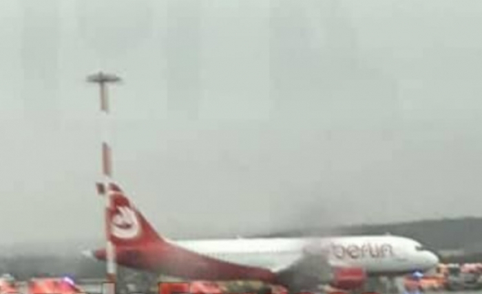 Merr flakë avioni me shqiptarë, piloti bën ulje të detyruar Merr flakë avioni me shqiptarë, piloti bën ulje të detyruar