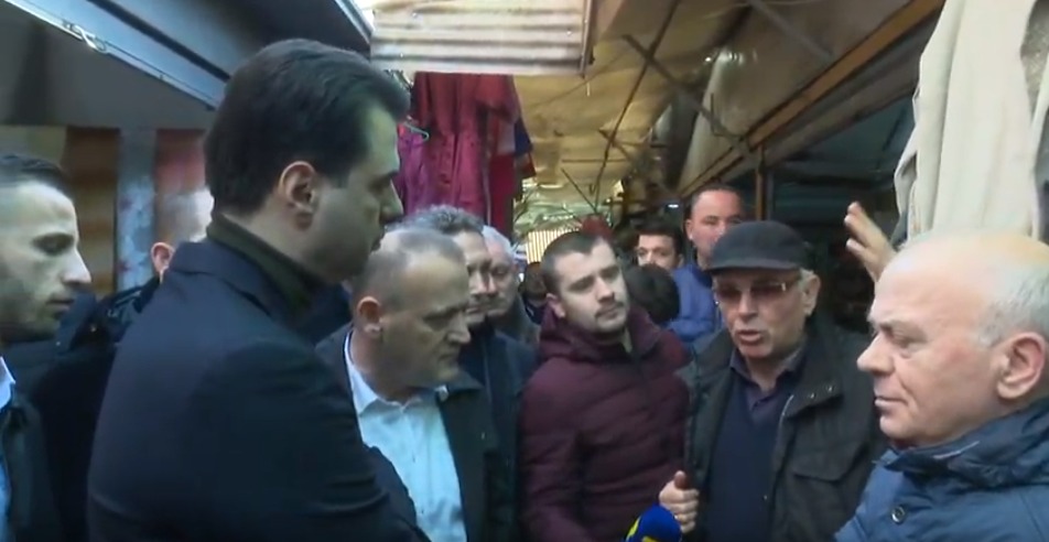 Qeshni që të mos qani! Basha u tregon shkodranve se si do i bëj të lumtur pas 16 shkurtit?! (Video) Qeshni që të mos qani! Basha u tregon shkodranve se si do i bëj të lumtur pas 16 shkurtit?! (Video)