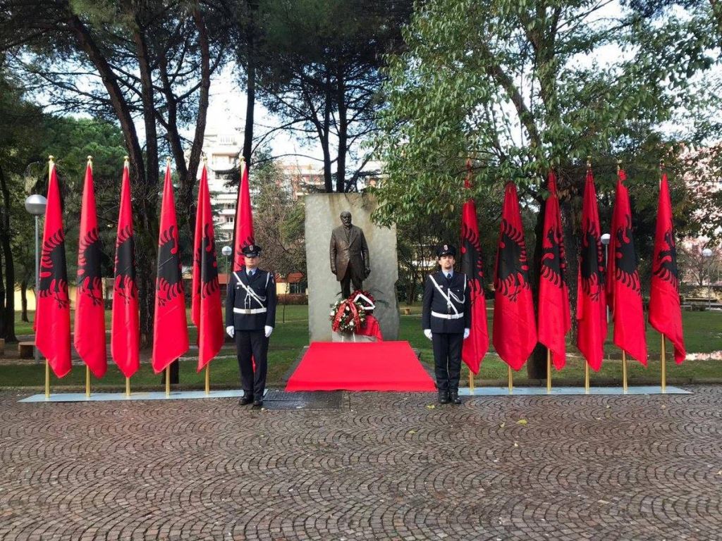100-vjetori vdekjes së atit të Pavarësisë, Bashkia Tiranë kurora me lule te shtatorja e Ismail Qemalit 100-vjetori vdekjes së atit të Pavarësisë, Bashkia Tiranë kurora me lule te shtatorja e Ismail Qemalit