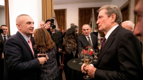 Meta kënaq “pikën e dobët” të tij Berishën me “Cakajn”: Gjarprit i”u pre bishti, por duhet shtypur koka (Rama-Thaçi) Meta kënaq “pikën e dobët” të tij Berishën me “Cakajn”: Gjarprit i”u pre bishti, por duhet shtypur koka (Rama-Thaçi)