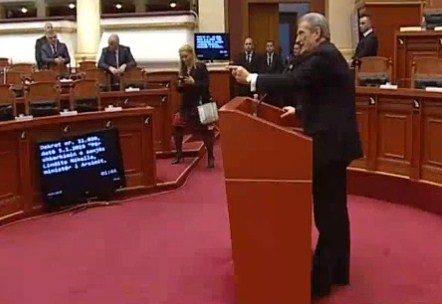 Opozitën se lejojnë të “bëjë” qeveri, largohet nga Kuvendi, Berisha kap foltoren dhe nuk e lëshon Opozitën se lejojnë të “bëjë” qeveri, largohet nga Kuvendi, Berisha kap foltoren dhe nuk e lëshon