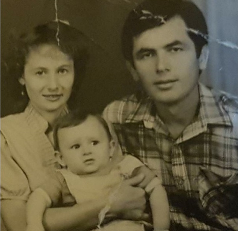 Një prej personazheve më të dashur për shqiptarët, a e njihni vogëlushin në foto Një prej personazheve më të dashur për shqiptarët, a e njihni vogëlushin në foto