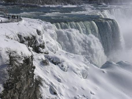 Ujëvara e ngrirë e Niagarës, një spektakël unik (Video) Ujëvara e ngrirë e Niagarës, një spektakël unik (Video)
