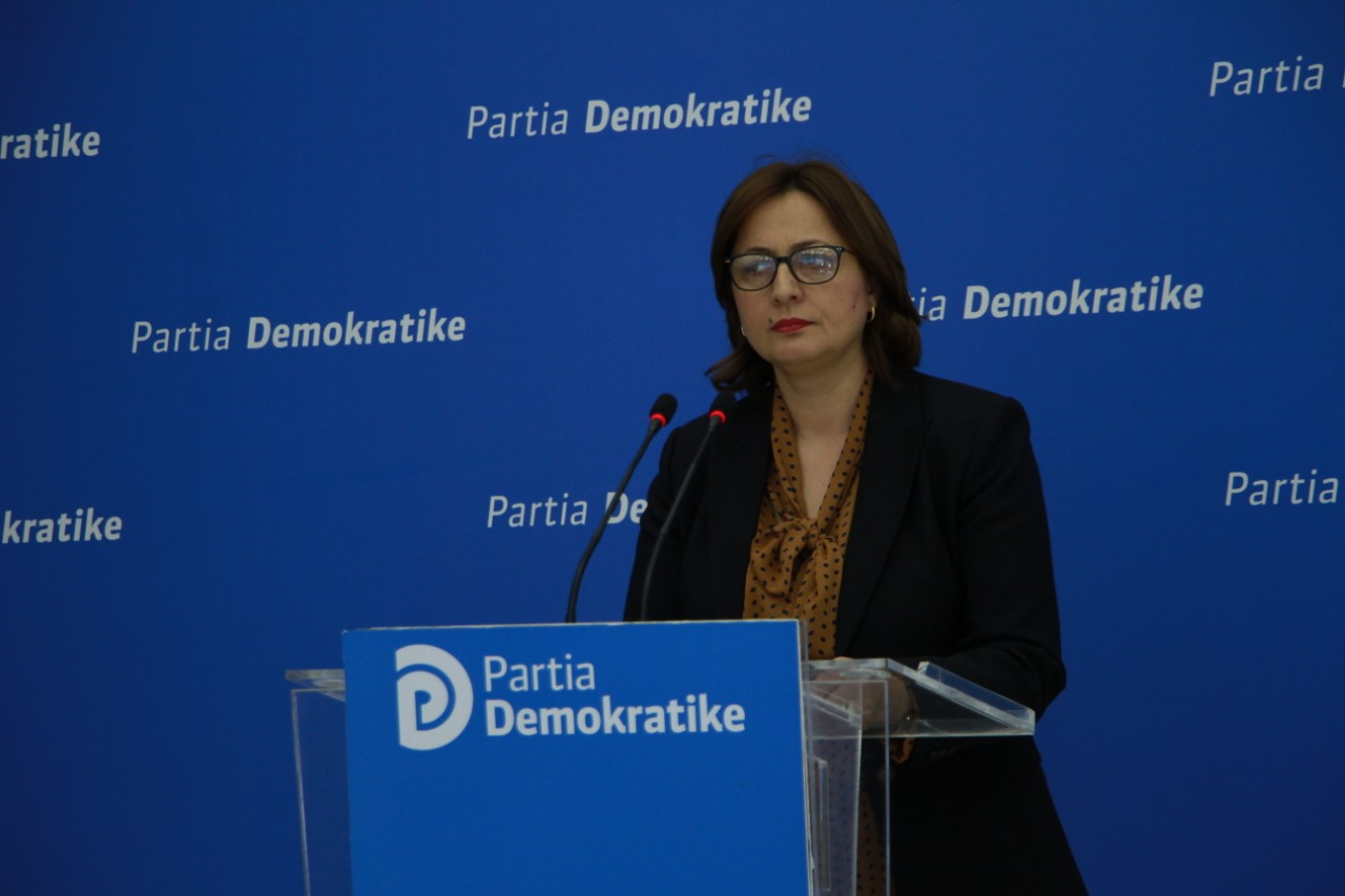 Lufta false e deputetes së PD tek Unaza e Re, burri i Dhurata Çupit drejtori që firmos për rrugët Lufta false e deputetes së PD tek Unaza e Re, burri i Dhurata Çupit drejtori që firmos për rrugët