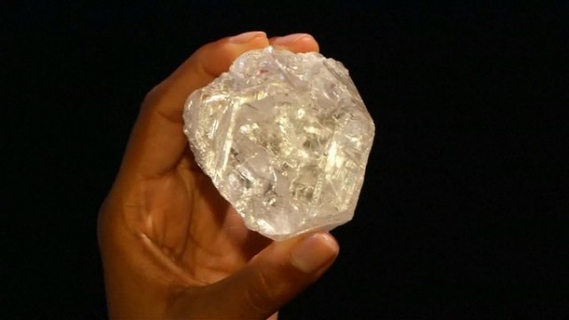 25-vjeçarja gjen një diamant super të rrallë gjatë shëtitjes në park 25-vjeçarja gjen një diamant super të rrallë gjatë shëtitjes në park