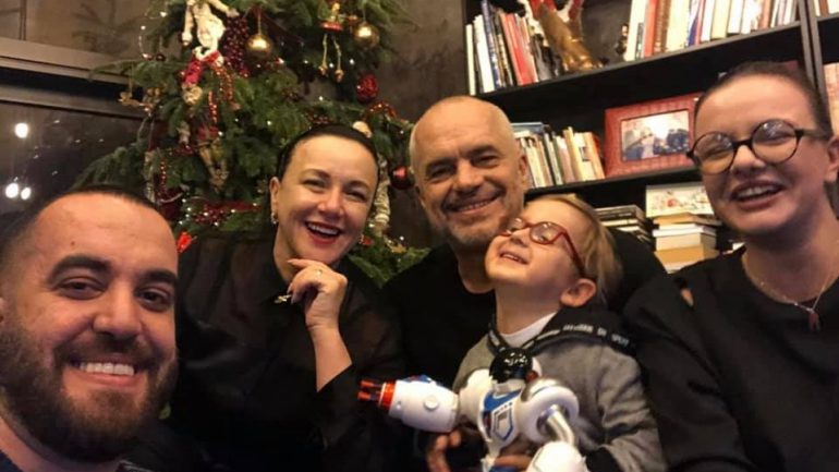 Fotoja familjare e Edi Ramës, me Zahon dhe 2 fëmijët e rritur, të gjithë të qeshur Fotoja familjare e Edi Ramës, me Zahon dhe 2 fëmijët e rritur, të gjithë të qeshur