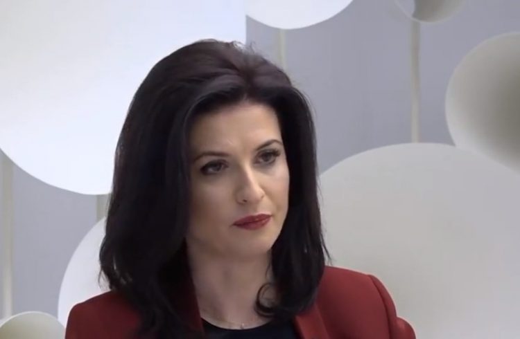 Kur “Zëri i Amerikës” informon si qytetari dixhital me replika anormale: Ja si përgjigje prerë ministres Gjonajt! Kur “Zëri i Amerikës” informon si qytetari dixhital me replika anormale: Ja si përgjigje prerë ministres Gjonajt!