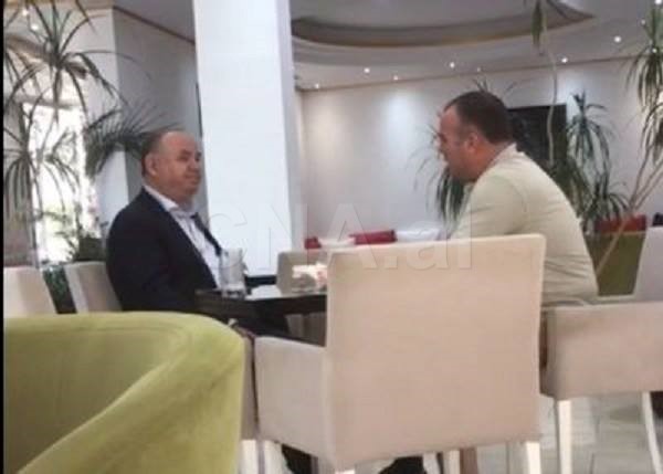 Video ekskluzive-Skandal/ Zbulohet pazari i Fahri Balliut me kandidatin e PD në Durrës Video ekskluzive-Skandal/ Zbulohet pazari i Fahri Balliut me kandidatin e PD në Durrës
