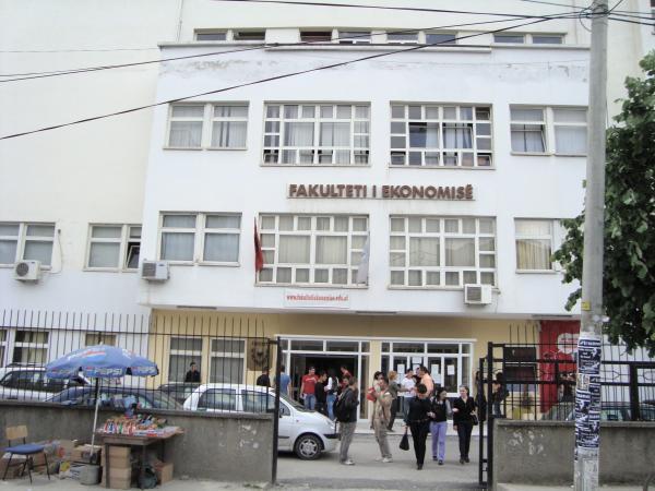 Përgjysmimi i tarifës dhe bursat/ Përfaqësuesit e Ministrisë së Arsimit në çdo fakultet për të informuar studentët Përgjysmimi i tarifës dhe bursat/ Përfaqësuesit e Ministrisë së Arsimit në çdo fakultet për të informuar studentët